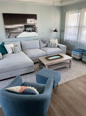 Smart TV, stereo - Pristine, airy beach home: sunsets, surf, golf, AC (Brigantine)