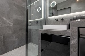 Dusche, Haartrockner, HandtĂŒcher