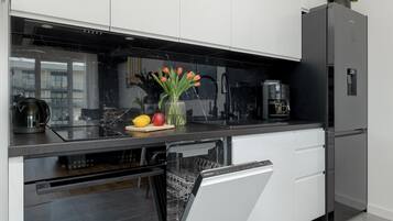 Fridge, oven, stovetop, dishwasher