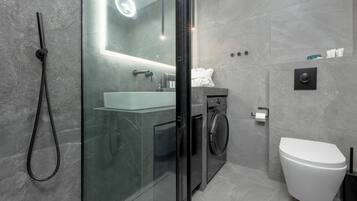 Douche, sèche-cheveux, serviettes fournies