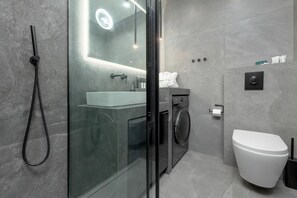 Douche, séchoir à cheveux, serviettes fournies