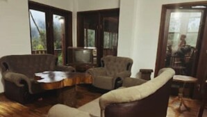 Een woonkamer met twee banken, een salontafel en een televisie.
