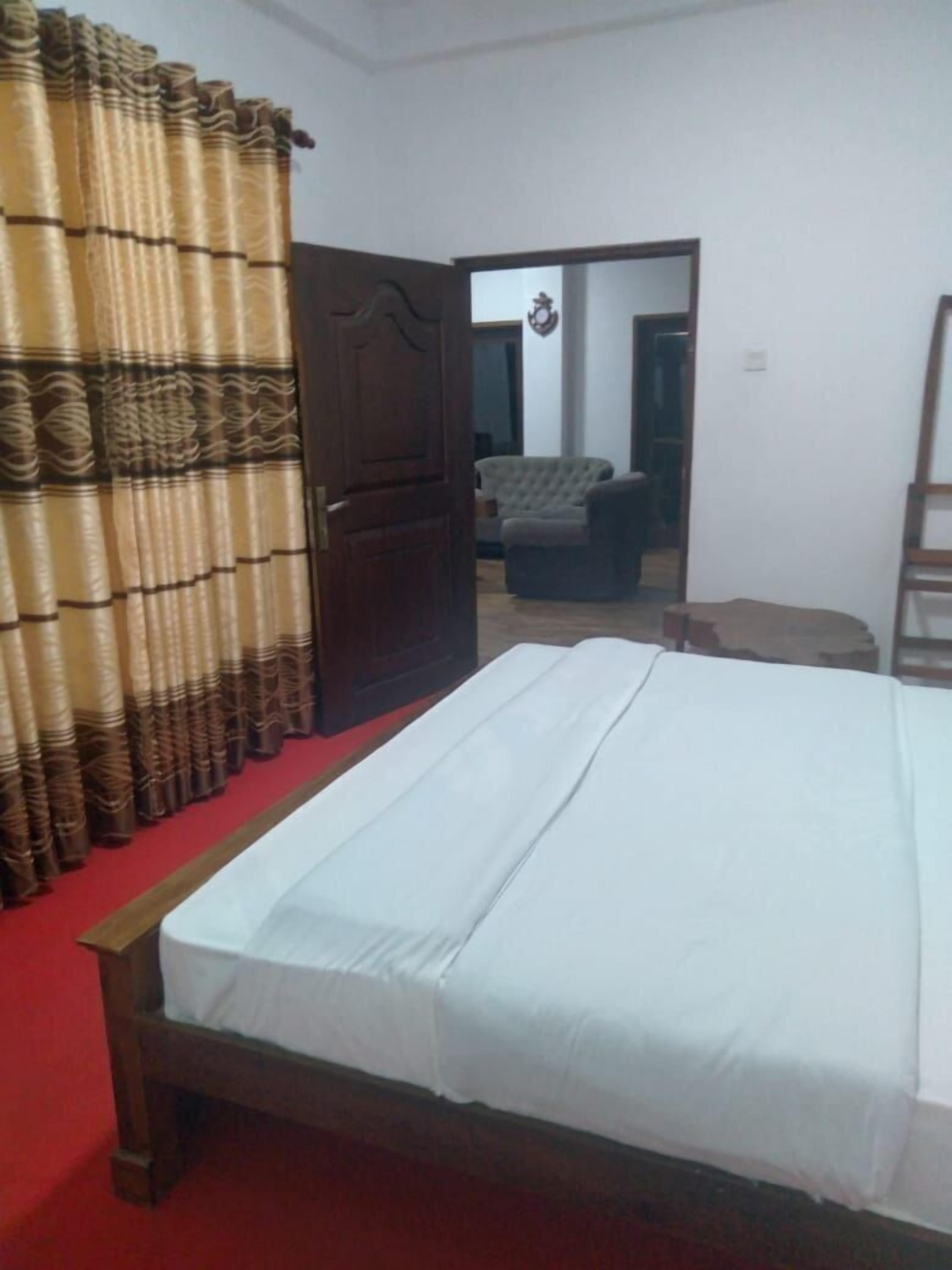 Deluxe Single Room | Living area