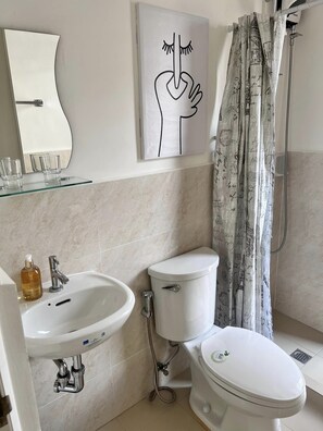 Handtücher, Seife, Shampoo, Toilettenpapier