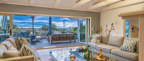 Télévision, cheminée, chaßne hi-fi, espaces bureaux