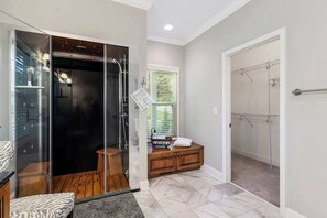 Bathtub, hair dryer, towels, shampoo - Lakefront Manor with Beach, Gameroom, Sauna, Theatre (Denver)