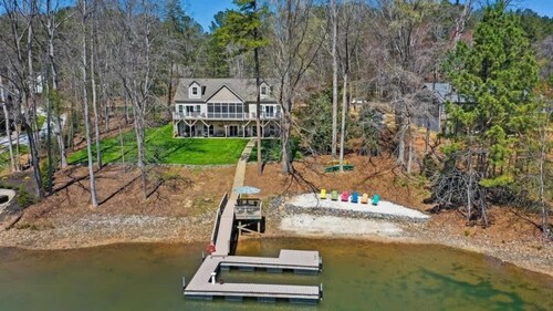 Lakefront Manor with Beach, Gameroom, Sauna, Theatre