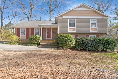 Charm of Southpark - 4 Beds & Backyard