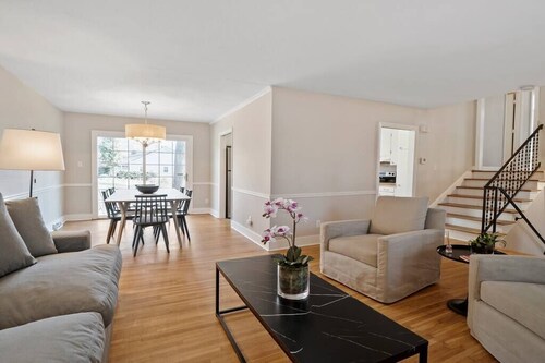 Charm of Southpark - 4 Beds & Backyard