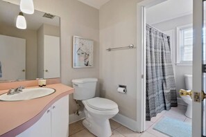 Badewanne, Haartrockner, Handtücher