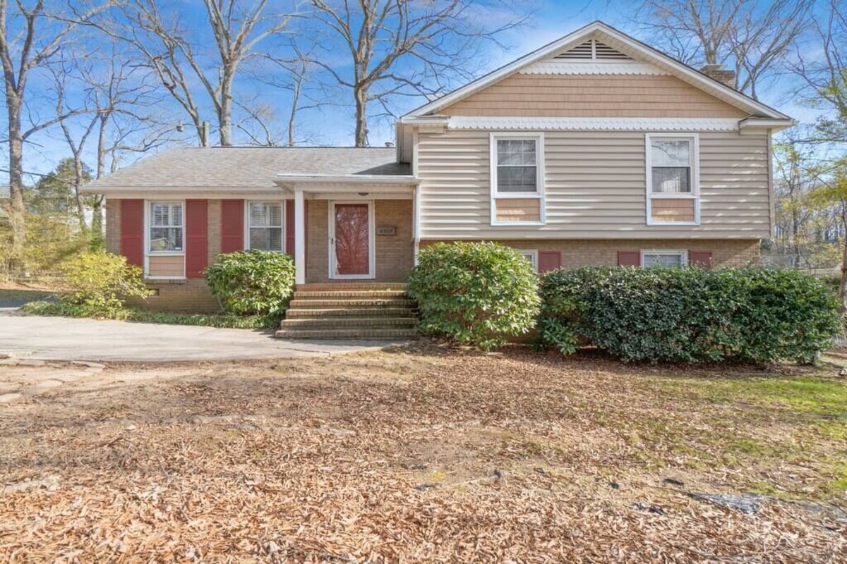 Charm of Southpark - 4 Beds & Backyard