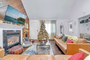 TV, fireplace, books, offices - Dog friendly Retreat w/ Sauna, Hot Tub & Fire Pit (Tobyhanna)