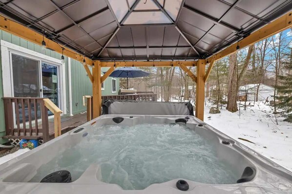 Outdoor spa tub - Dog friendly Retreat w/ Sauna, Hot Tub & Fire Pit (Tobyhanna)