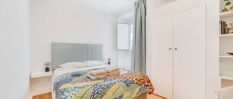 2 slaapkamers, een strijkplank/strijkijzer, internet, beddengoed