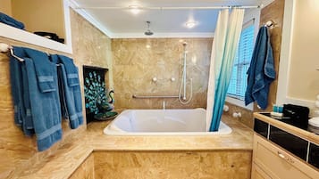 Séchoir à cheveux, serviettes fournies, savon, shampooing