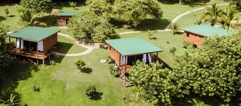Cabana 2 -Modern amenities cabin, on the banks of the Belize River
