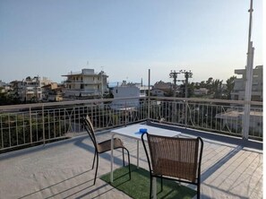 Outdoor dining - Sunny Terrace in Glyfada (Glifada)