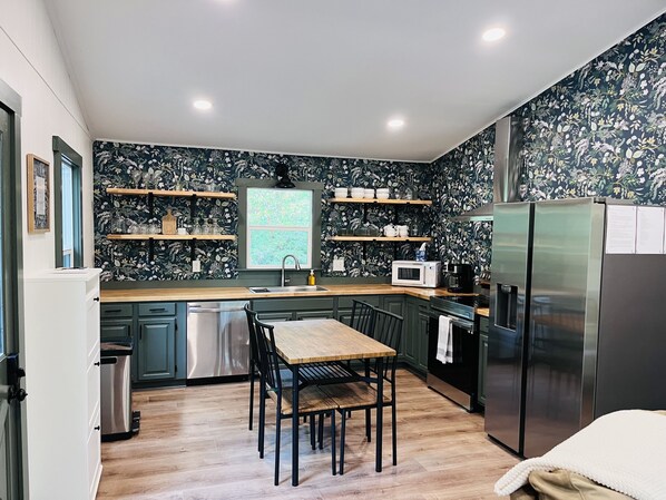 Fridge, microwave, oven, stovetop - Cozy mountain cabin in Hiawassee! (Hiawassee)