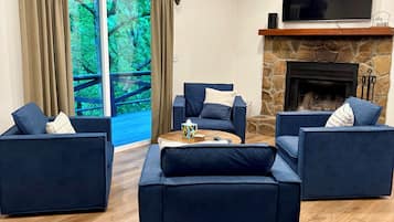 Smart TV, fireplace