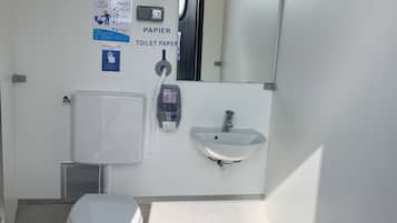 Douche, sĂšche-cheveux, savon, papier toilette
