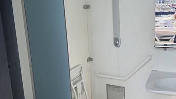 Douche, sĂšche-cheveux, savon, papier toilette