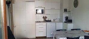 Kühlschrank, Mikrowelle, Wasserkocher mit Kaffee-/Teezubehör