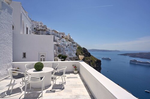 Amphitheater Cave Houses