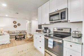 Jääkaappi, mikroaaltouuni, uuni, liesi