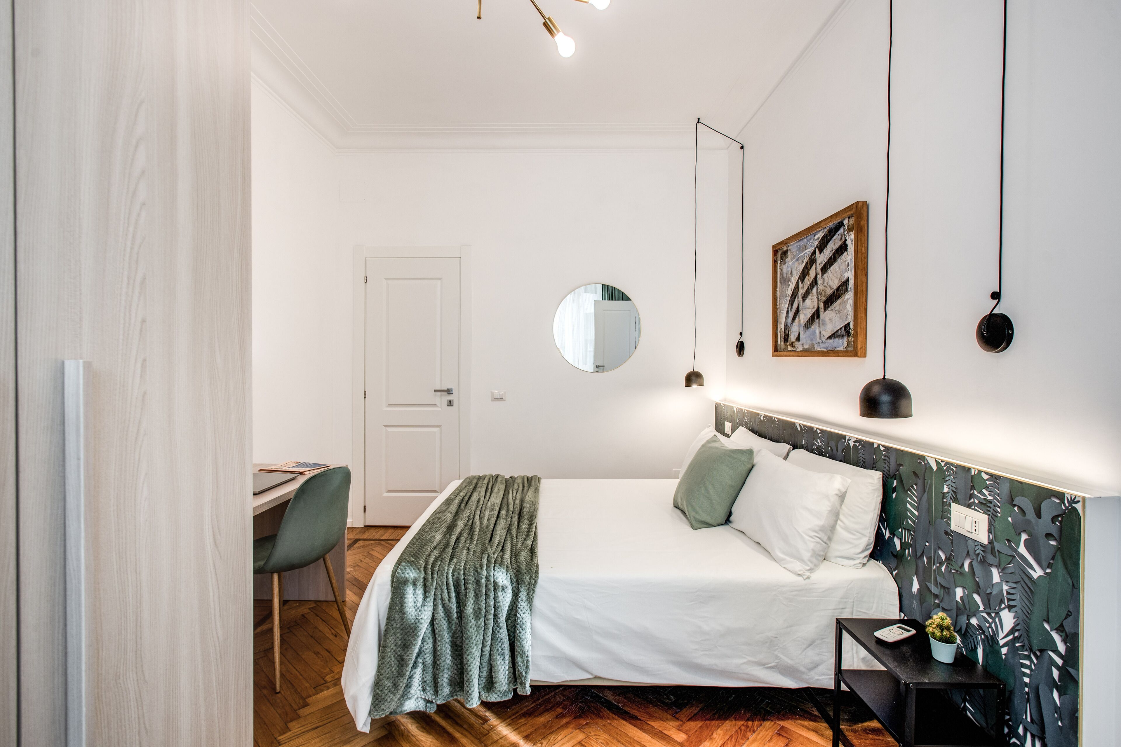 Ein modernes Schlafzimmer mit Bett, Nachttisch und Schreibtisch mit Stuhl.