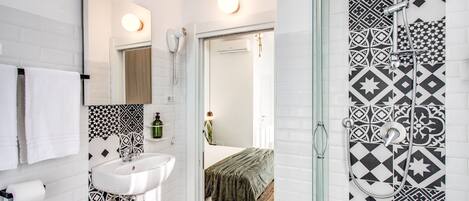 Classic-dobbeltværelse | Badeværelse | Bruser, hårtørrer, bidet, håndklæder