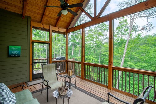 Charming Woodland Retreat w/ Porch, Fireplace, & Golf