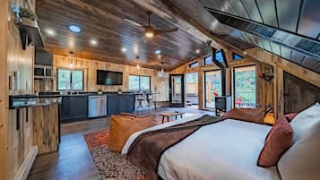 1 soveværelse, pengeskab på værelset, skrivebord, strygejern/strygebræt