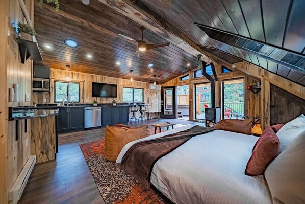 1 bedroom, in-room safe, desk, iron/ironing board - Hot tub, Woodstove, Views, BBQ, K Bed, EV charger (Estes Park)