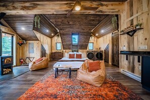 1 habitación, caja de seguridad en la habitación y escritorio 