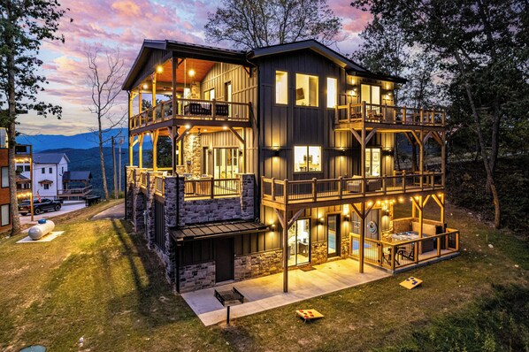 Exterior - Beautiful mountain retreat! Amazing views, pool/hot tub, game room, firepit! (Sevierville)