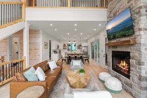 TV connectée, cheminée, jeux vidéo, livres