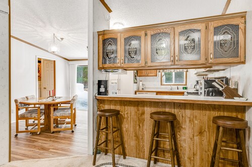 Charming home with gas grill, full kitchen, deck, patio, TV, and washer/dryer