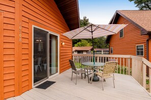 Outdoor dining - Inviting lakefront stand-alone condo with private beach, boating, & playground (Wisconsin Dells)