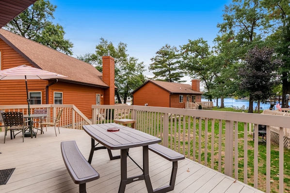 Outdoor dining - Inviting lakefront stand-alone condo with private beach, boating, & playground (Wisconsin Dells)