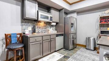 Refrigerador, microondas, horno y lavavajillas