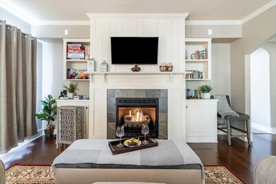 King Bed, Pool Table & Movie Theatre - Pet Friendly!