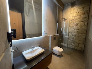Quarto casal luxo | Banheiro | Chuveiro, chuveiro com efeito de chuva, produtos de toalete grátis