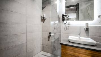 Dobbeltrom – superior | Bad | Dusj, regndusjhode, toalettartikler (inkludert) og hårføner