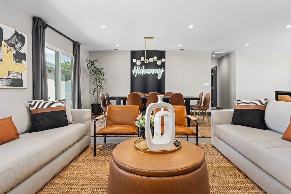 Télévision, cheminée, chaîne hi-fi, espaces bureaux