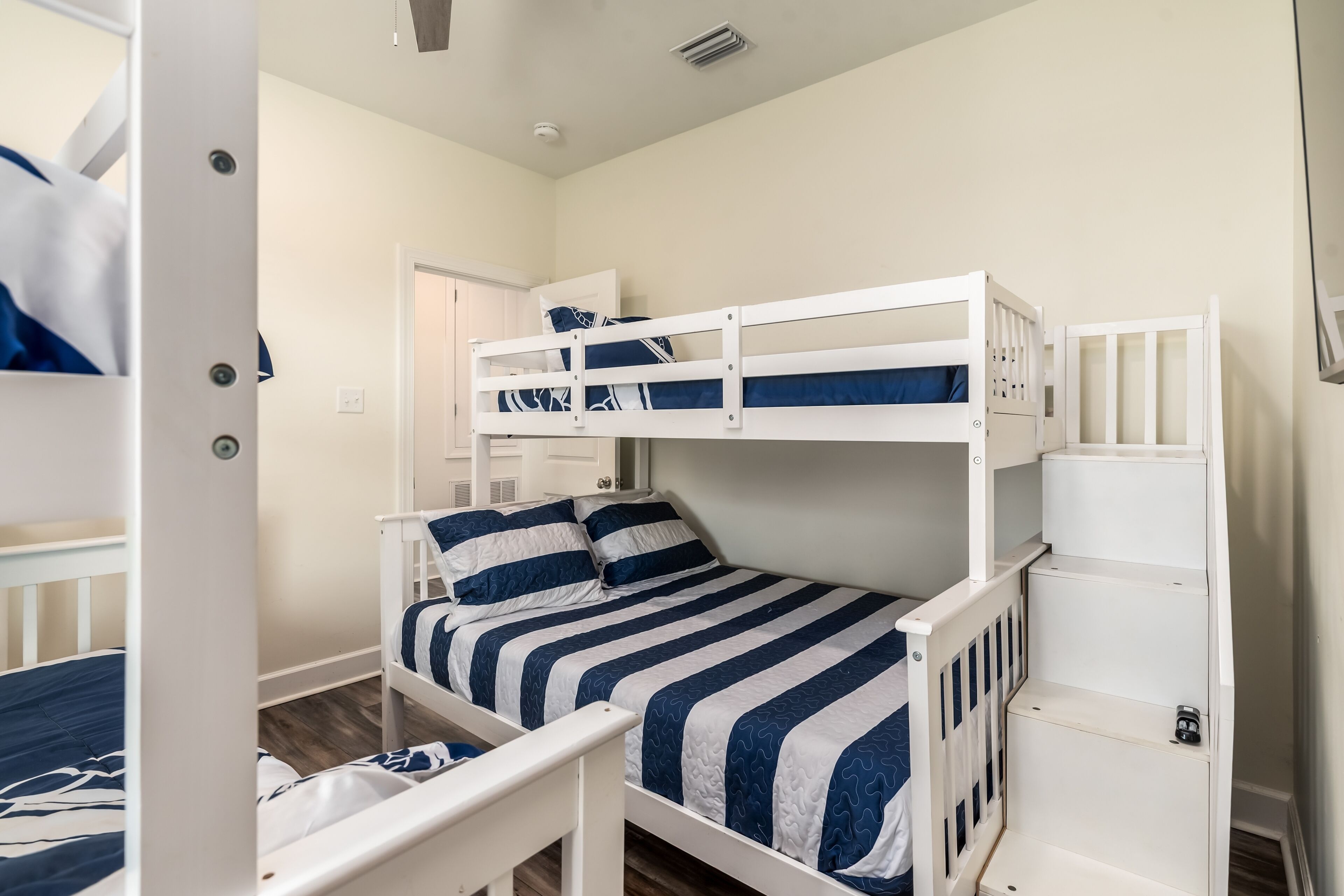 3 quartos, acesso à internet, roupa de cama