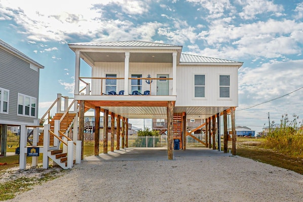 Exterior - Coastal dog-friendly home with grill, balcony, & patio - short walk to the beach (Dauphin Island)