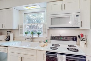 Fridge, microwave, oven, stovetop - Cozy mountain home with foosball, ping-pong, private deck & wood-burning firepla (Highlands)