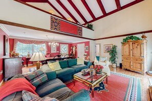 TV, fireplace, foosball, table tennis - Cozy mountain home with foosball, ping-pong, private deck & wood-burning firepla (Highlands)