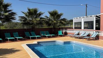 Piscina externa, guarda-sóis, espreguiçadeiras