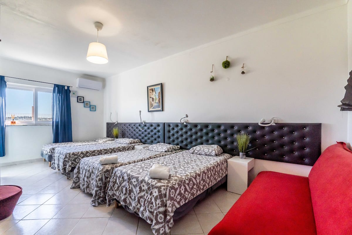 Chambre Praia Grande 4 personnes | 1 bedroom, in-room safe, individually decorated, individually furnished